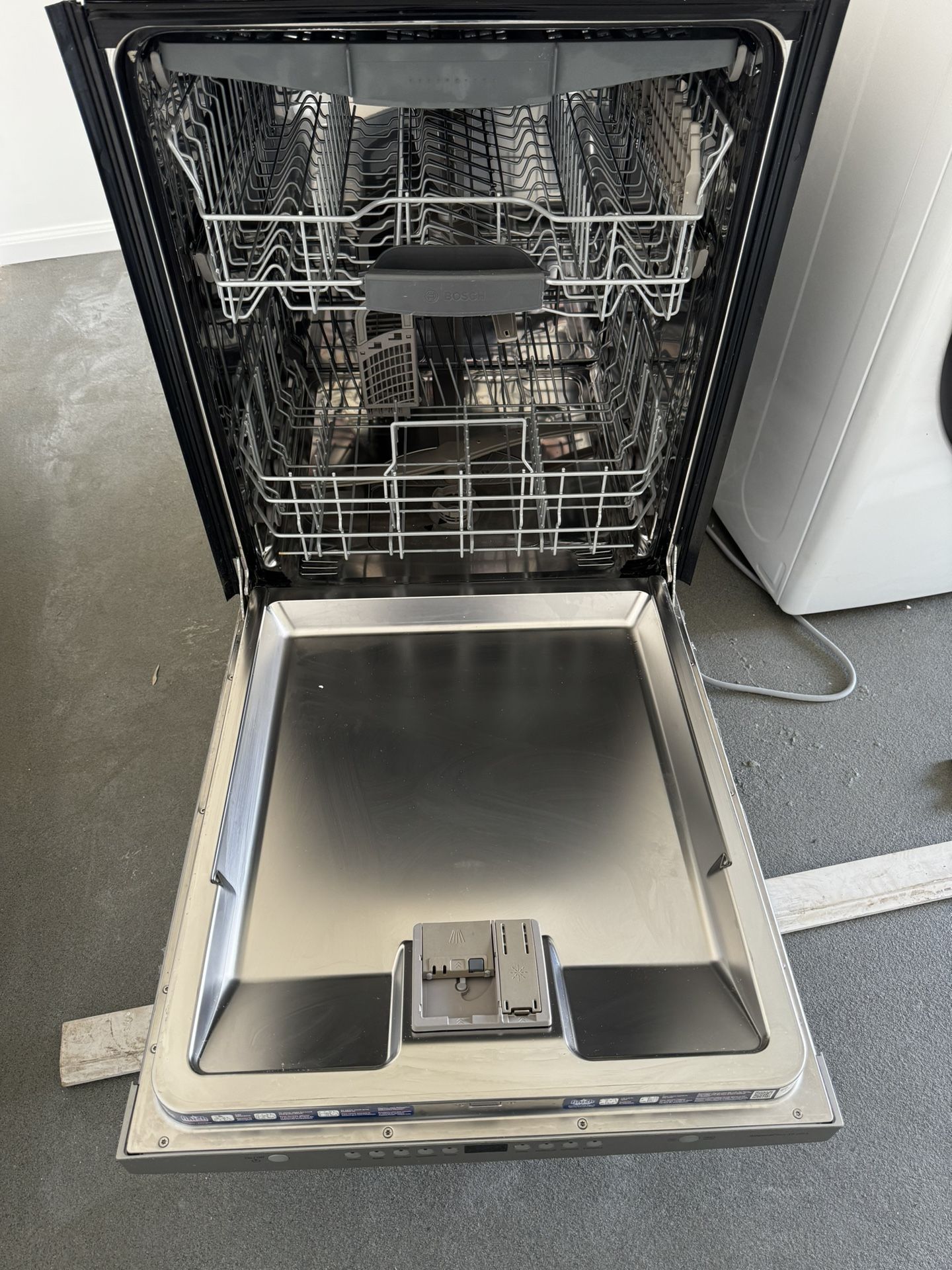 Fulling Working SLIGHTY USED BOSCH dishwasher 24 Inches