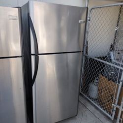 FRIGIDAIRE STAINLESS STEEL FRIDGE 
