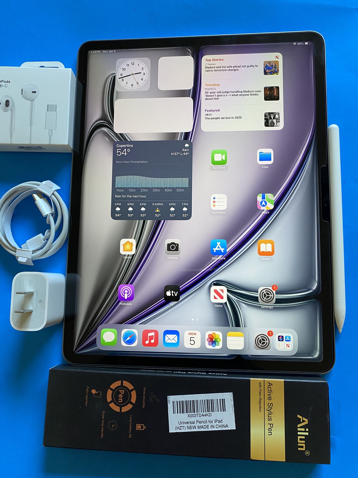 256GB Apple IPad Air 13” (Liquid Retina Display / M2 chip / 2024 model) with Pen, keyboard & Accessories