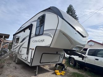 2022 Cougar 24 foot fifth wheel trailer