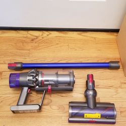 NEW cond DYSON V10 MODEL VACUUM  , CORDLESS ,  ALL ATTACHMENTS.  , WORKS EXCELLENT  , 