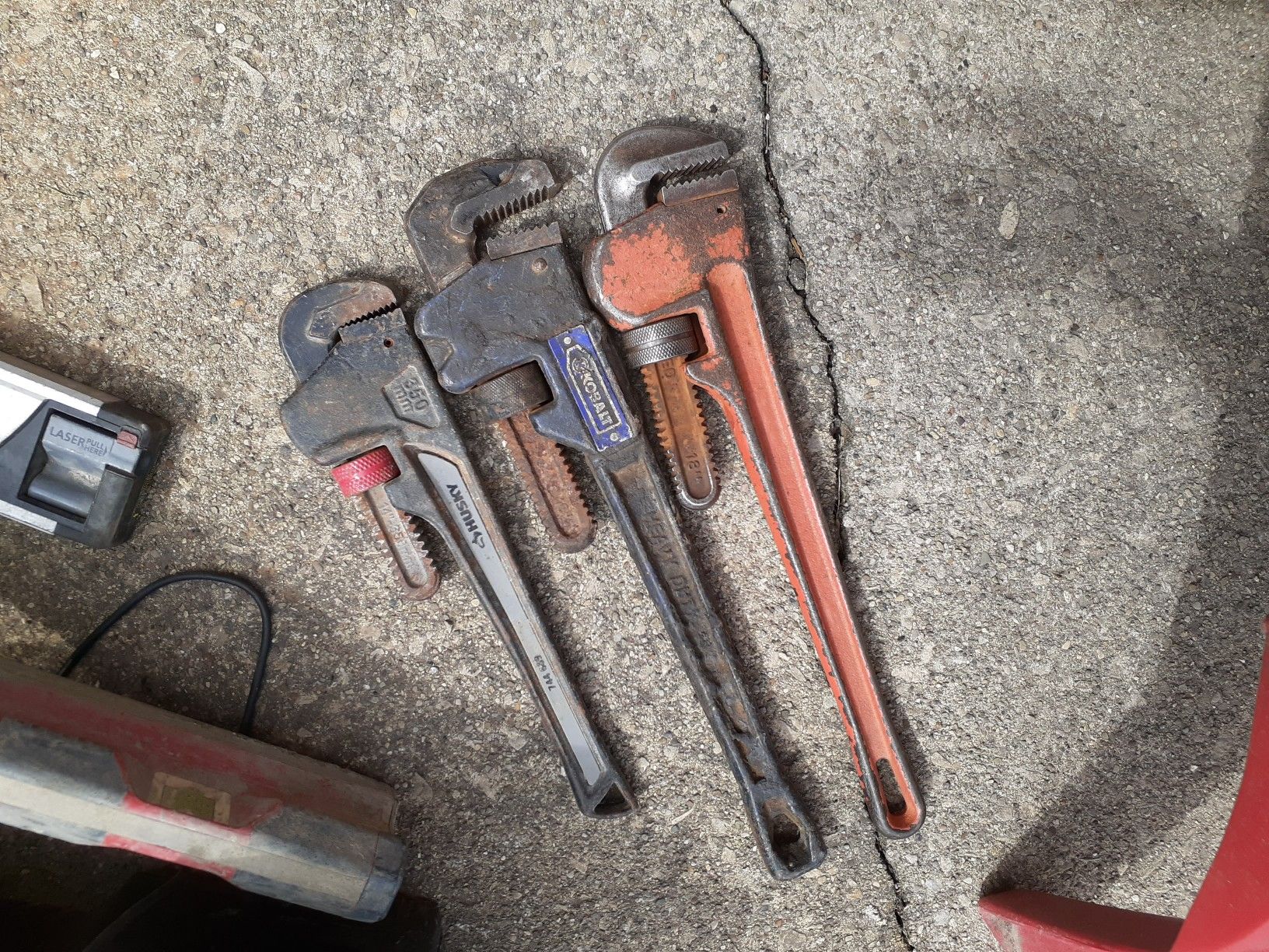 Pipe wrenches