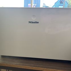 Miele New (Out Of Box) Pedestal! White! Stabilizers included