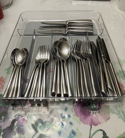 42 pieces Towle Living Collection flatware set for 8 -Wave 19 pcs & Luxor 19 pcs plus 4 steak knives Excellent Condition like New