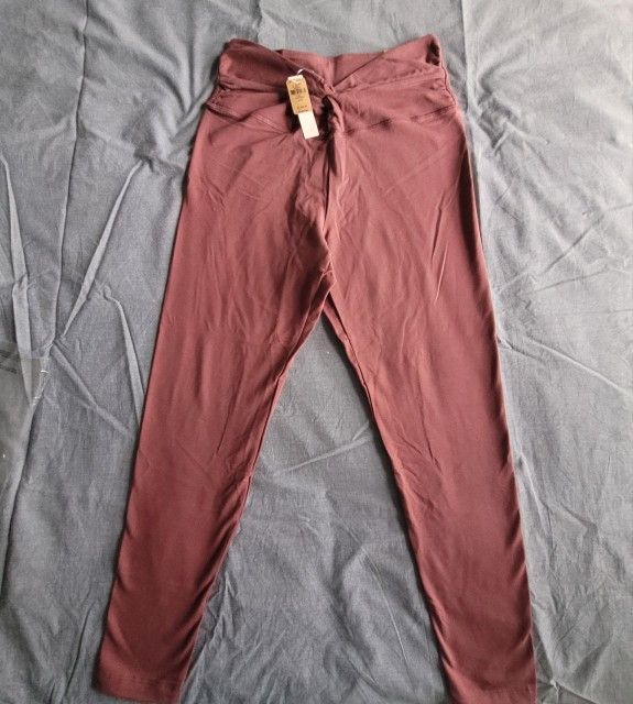 Pink Victoria Secret Women's Leggis Size Large Berry pink Color. A104