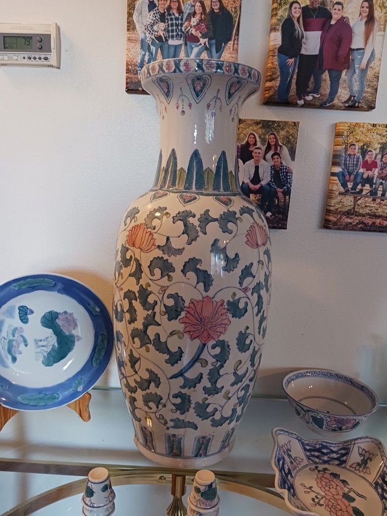  BEAUTIFUL  Tall  VASE  WITH LOTS OF  COLORS  24,5 INCHES TALL JUST LIKE 