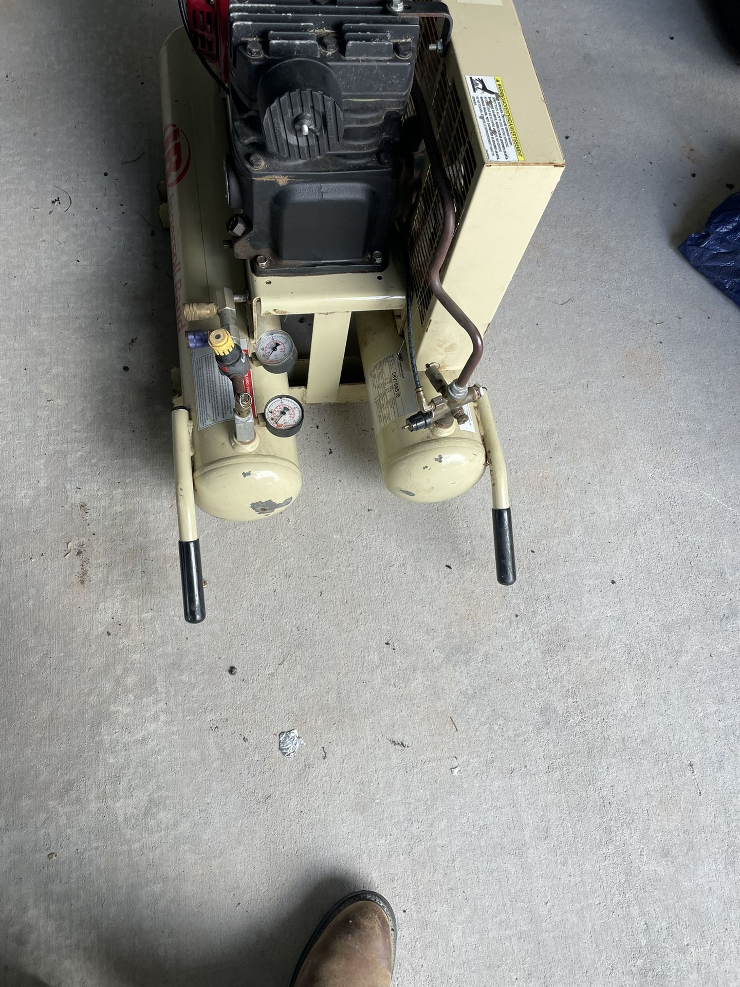 Portable air compressor with four hours on it
