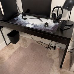 Black Desk