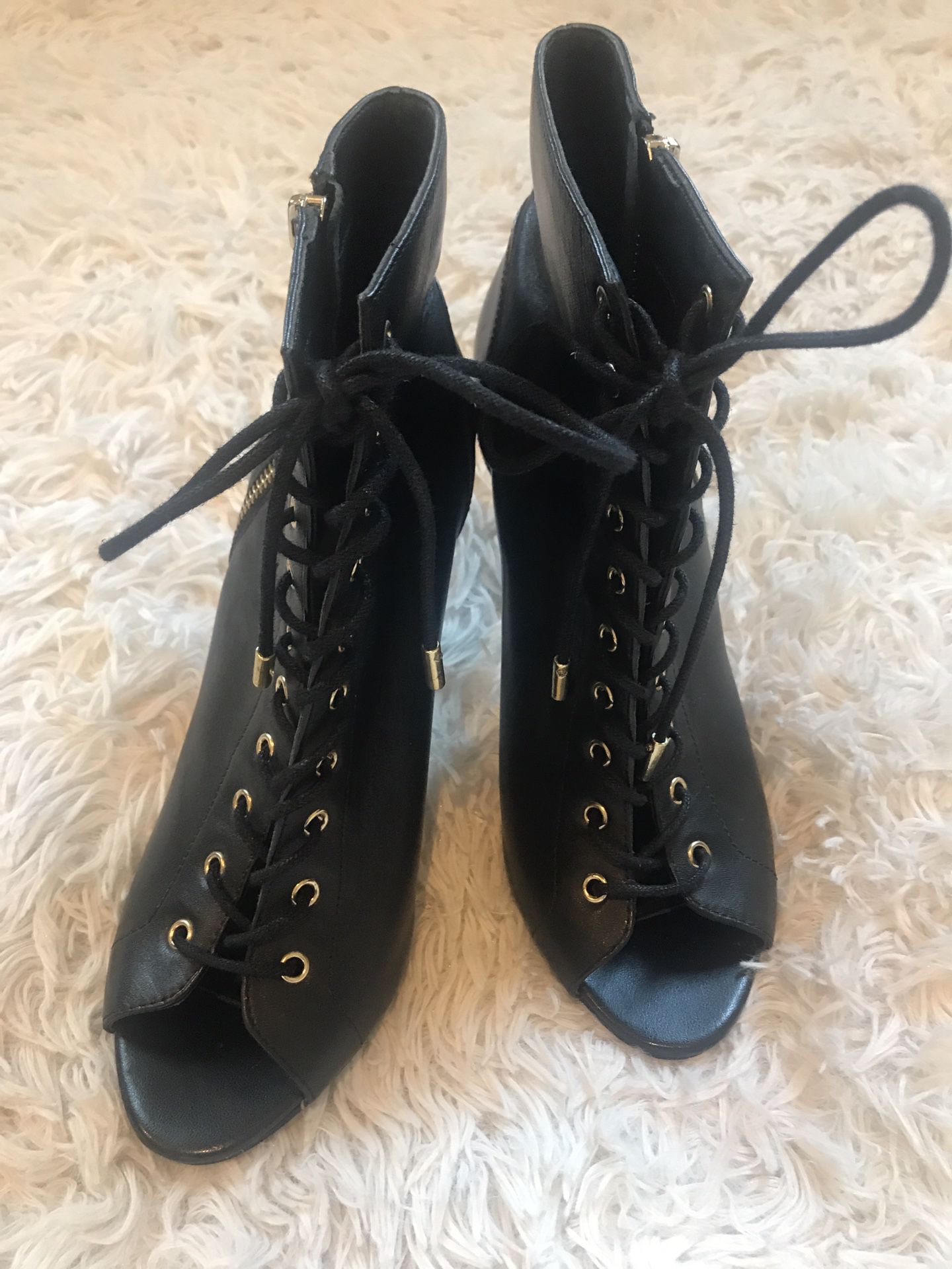 Steve Madden Gladly Leather Bootie Size 7.