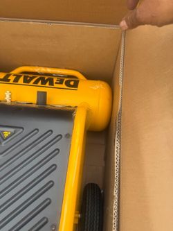 4.5 Gal. Portable Electric Air Compressor 225 PSI like new