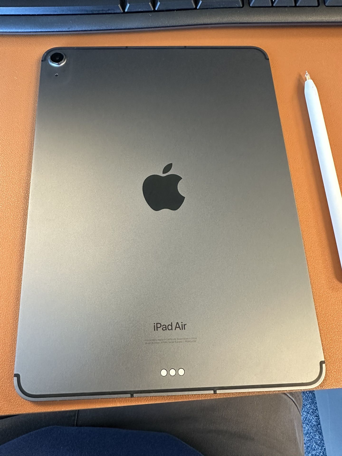 M1 iPad Air 5th Gen 256 GB Wi-Fi + Cellular