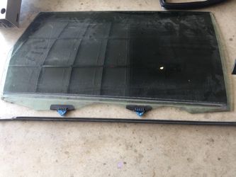 Toyota Sienna right-side sliding door tinted glass