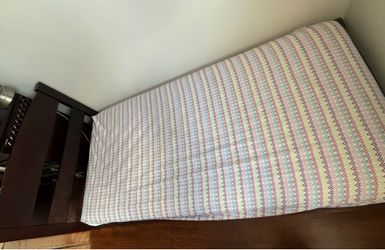 Twin Bed with Mattress Included / Cama unipersonal con colchón incluido