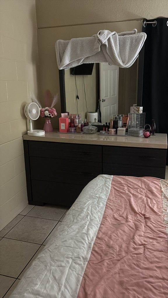 NIGHTSTAND - DRESSER - MIRROR