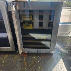 Viking 5 Series 24 Inch Undercounter Wine Cooler 48 Bottles 5.2 Cu Ft VWUI5241GSS