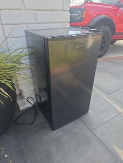 Mini refrigerator
