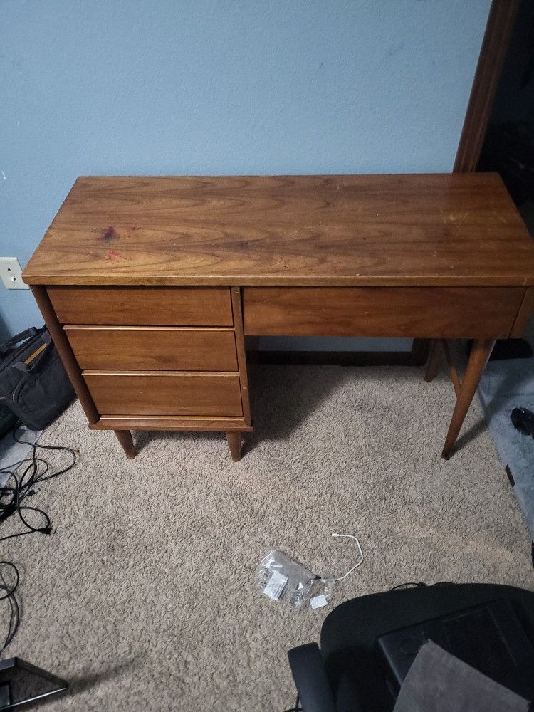Brown Desk 44 In Length 17 10/16 In Width 30 In Height