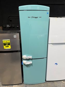 Brand new  Unique Appliances Classic Retro 21.6 in. 7 cu. ft. Retro Bottom Freezer Refrigerator in Ocean Mist Turquoise, ENERGY STAR