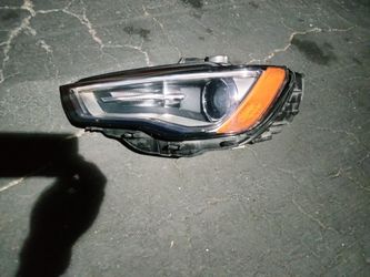 2014-2016 Audi A3 headlight Xenon Hid (driver's side) with all the accessories OEM.