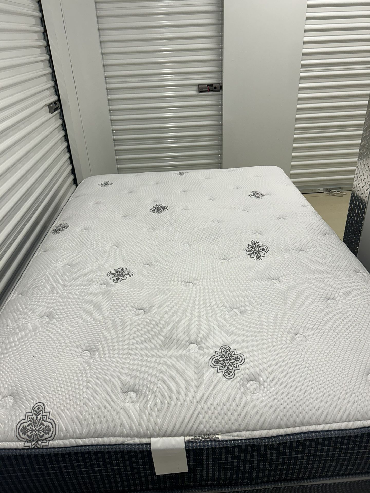 FULL SIZED “ Beautyrest Silver” Mattress/Box Spring & Rails
