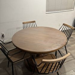 Kitchen Table And 4 Chairs