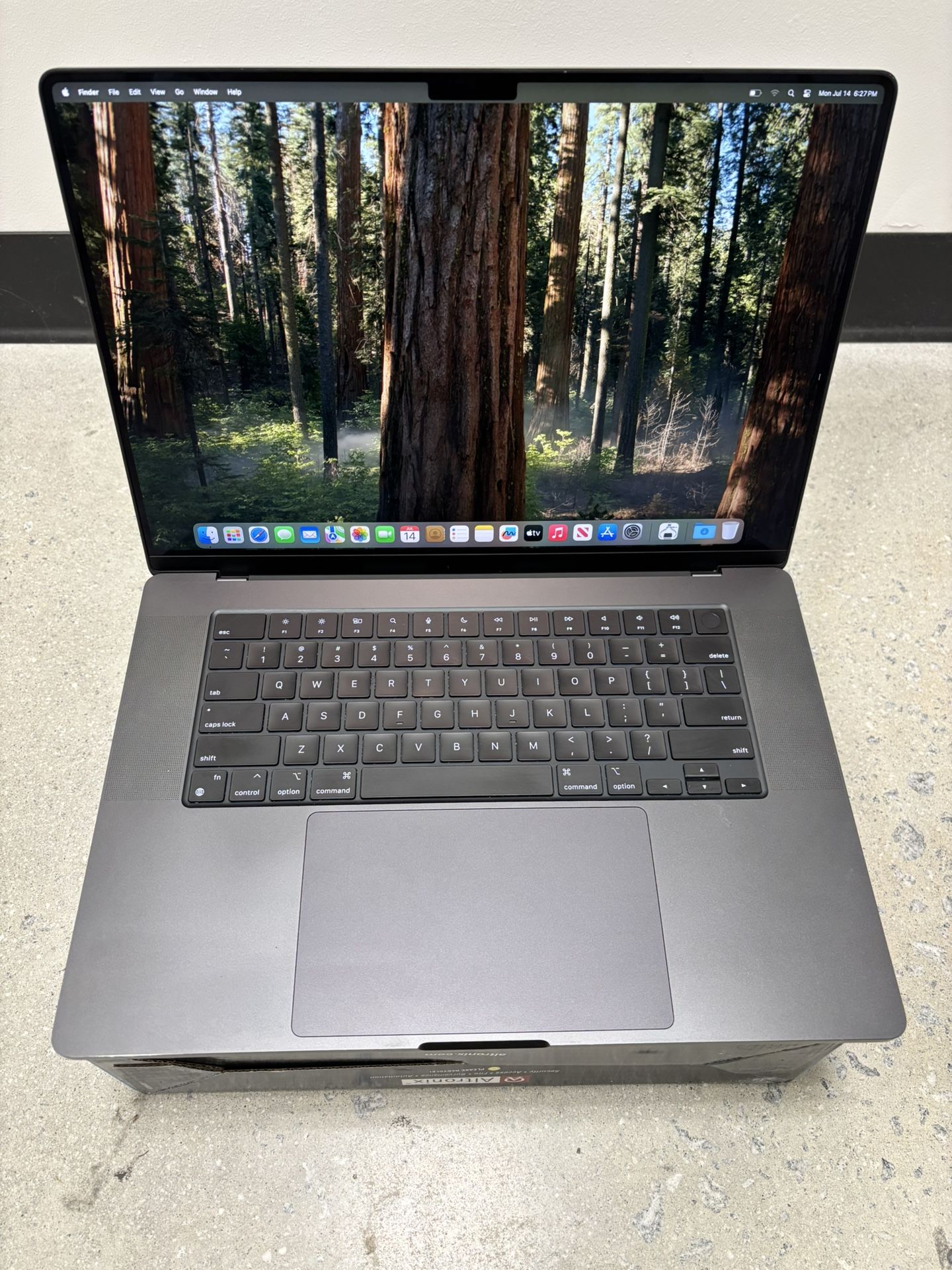 2023 Apple MacBook Pro M3 Pro 18 Core 18GB 512GB 79 Counts Charger Music & Video Software & Charger