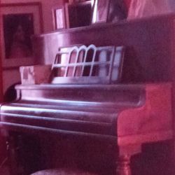 ANTIQUE PIANO 