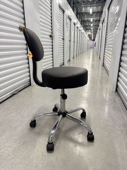 Boss Office Products Adjustable Rolling Salon Stool w/ Backrest – Black – Excellent Condition