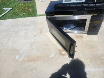 Microwave  con avanico incluido trabaja muy Bien necsita un poco de limpiesa tiene grasa made 30 por 16 pulgadas de alto