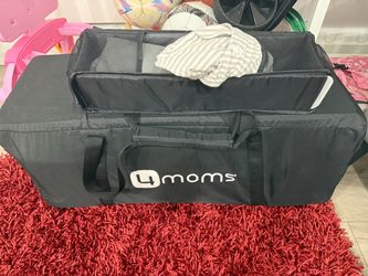 4moms pack & play with diaper caddy and bed sheets