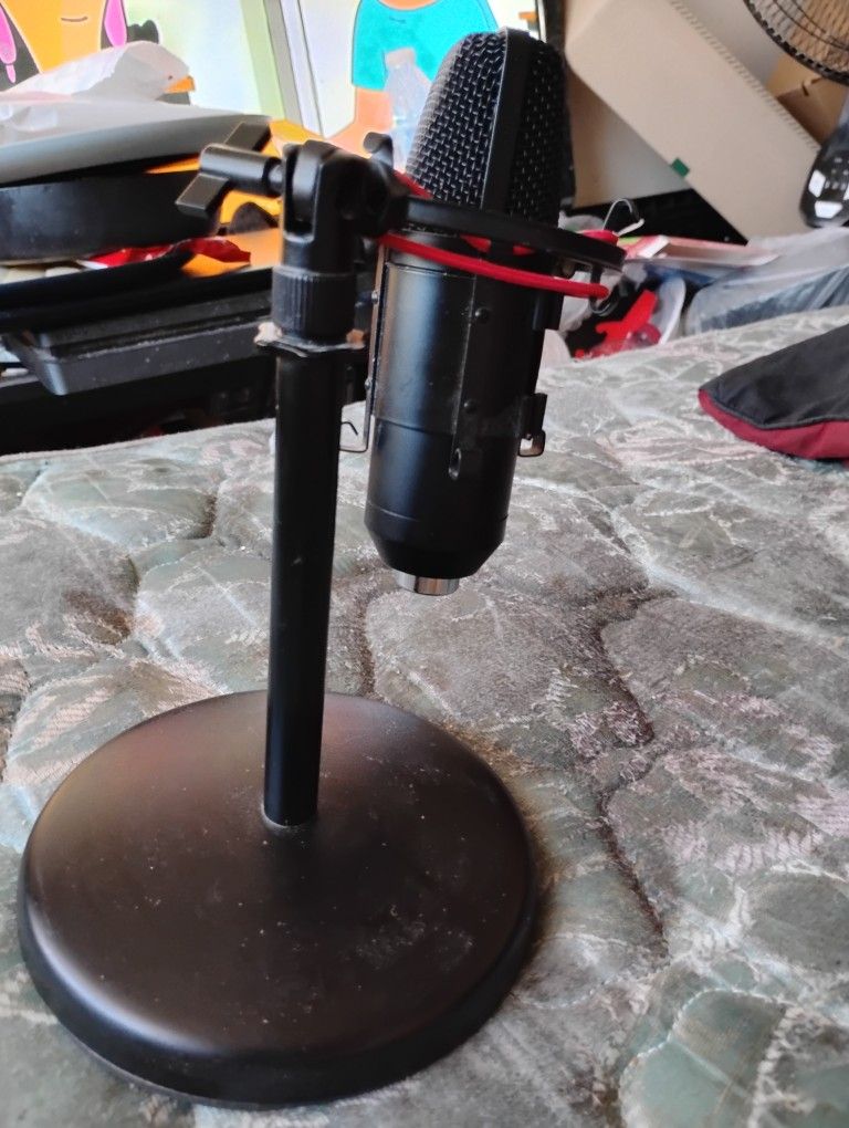 STUDIO MICROPHONE AND ISOLATION SHIELD