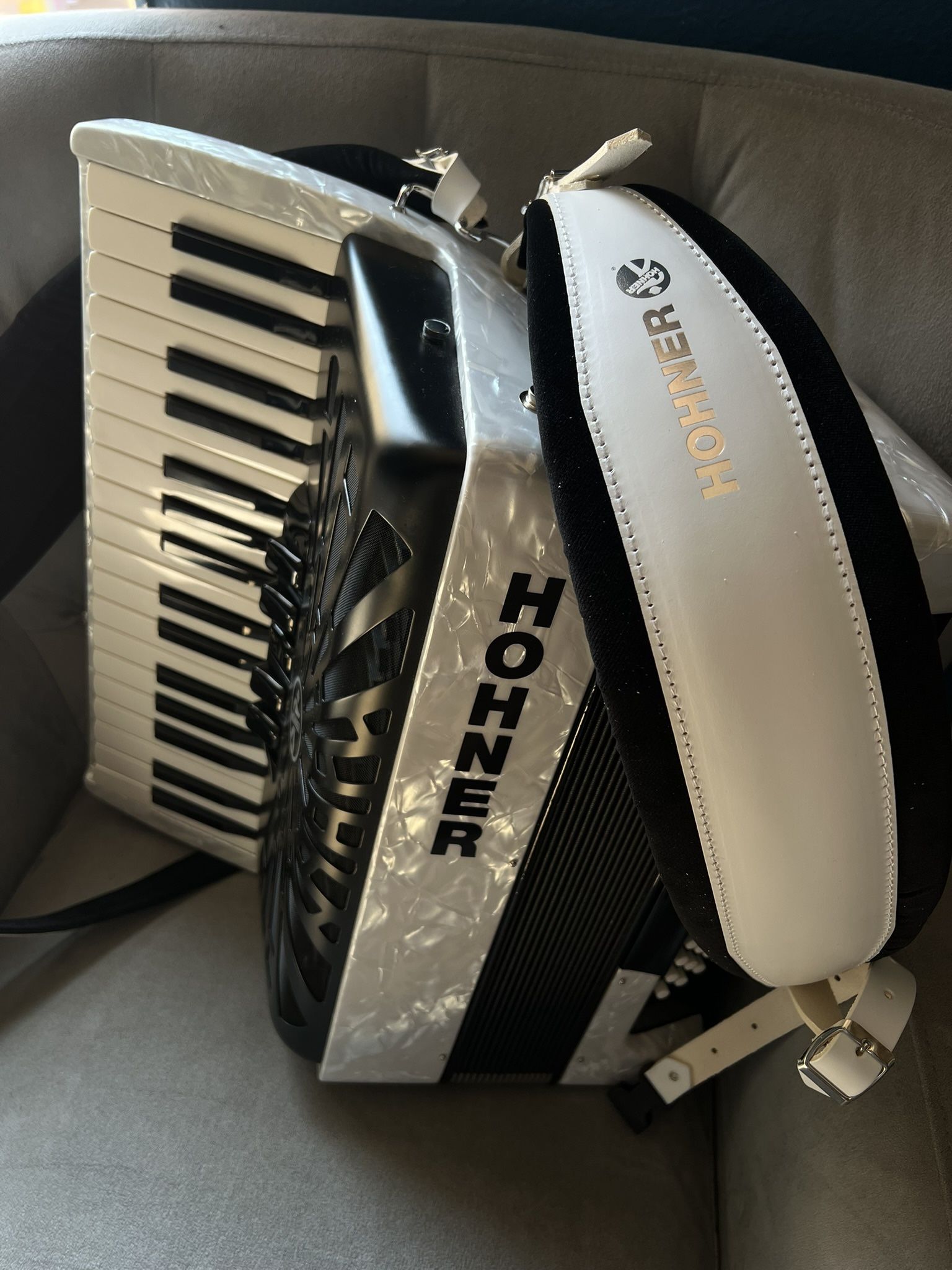 Hohner Piano Accordion 72 Bass 