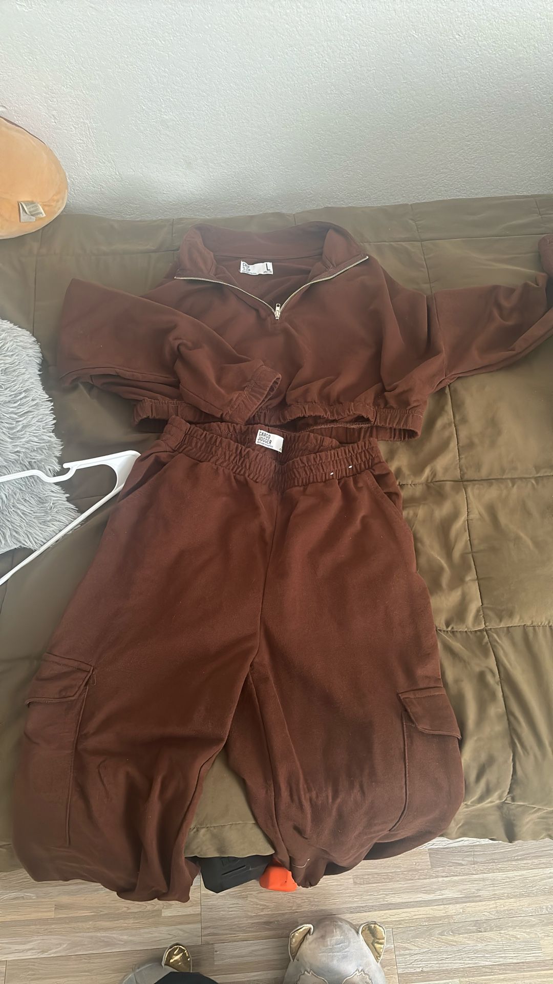 Half Zip Crop Sweatshirt (M) With Gargo Jogger(L)