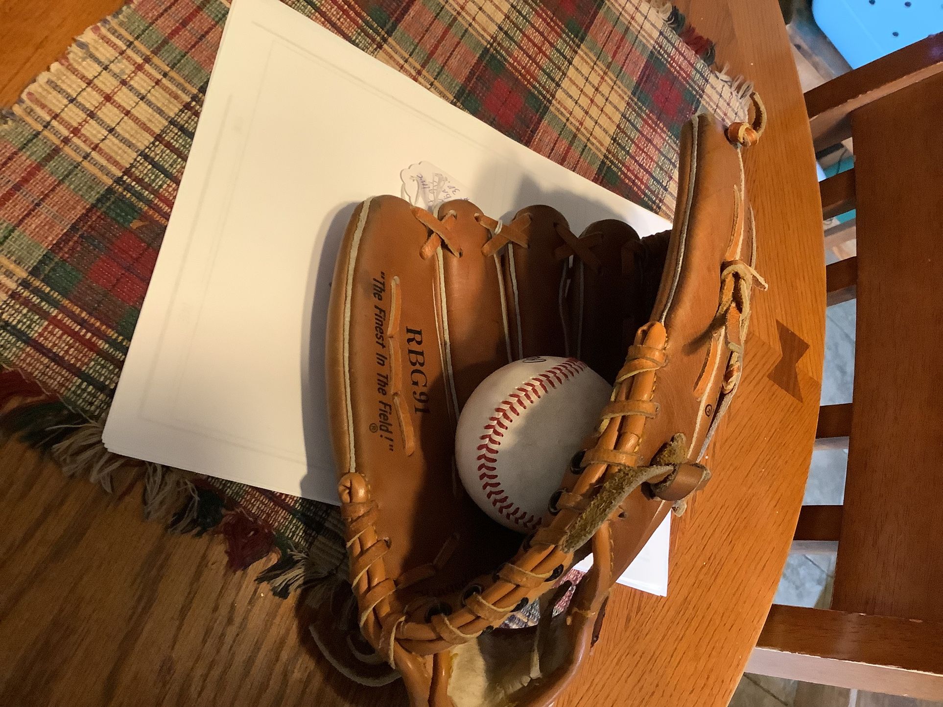 Rawlings leather 11” Ken Griffey Jr. baseball glove catch right throw left. Comes with 2 balls, correctly broken in Plainfield, Illinois