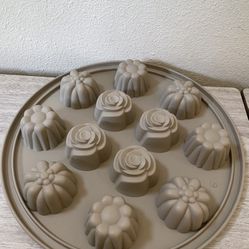 Pampered Chef Silicone Bakeware Floral Cupcake Pan #1613 Thumbnail