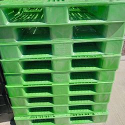 Heavy Duty Plastic Pallets 43”x43”
