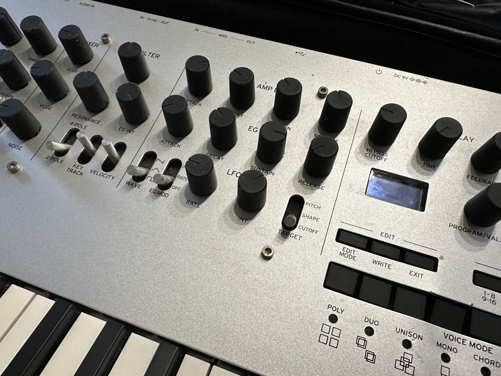 Korg Minilogue - Synthétiseur Analogique Polyphonique 4 Voix Avec Clavier 37 Touches Et 200 Presets