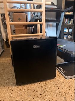 Mini fridge refrigerator freezer