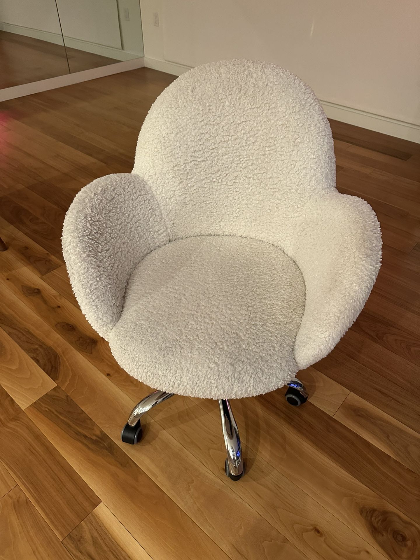 ✨ Cozy Bouclé Desk Chair – Swivel & Stylish