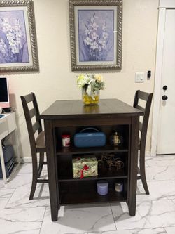 Comedor de madera, dos sillas, opción para un banco, madera sólida, color café, buenas condiciones