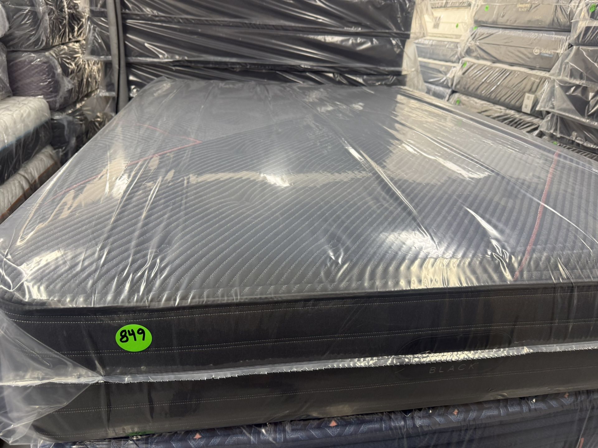 QUEEN SIZE SIMMONS BEAUTYREST BLACK C CLASS (FIRM) MATTRESS & BOX SPRING BED SET