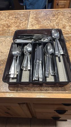 42 Pc Stainless Cutlery Set/ W/ Steak Knives