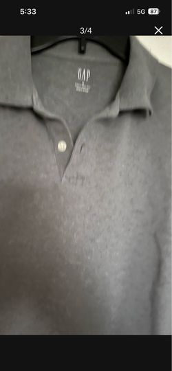 It’s very nice polo shirt for man’s in size Medium the color is light Gray it’s from Gap