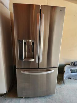 LG refrigerator 33x68.5 USED good conditions everything works well $495 firm