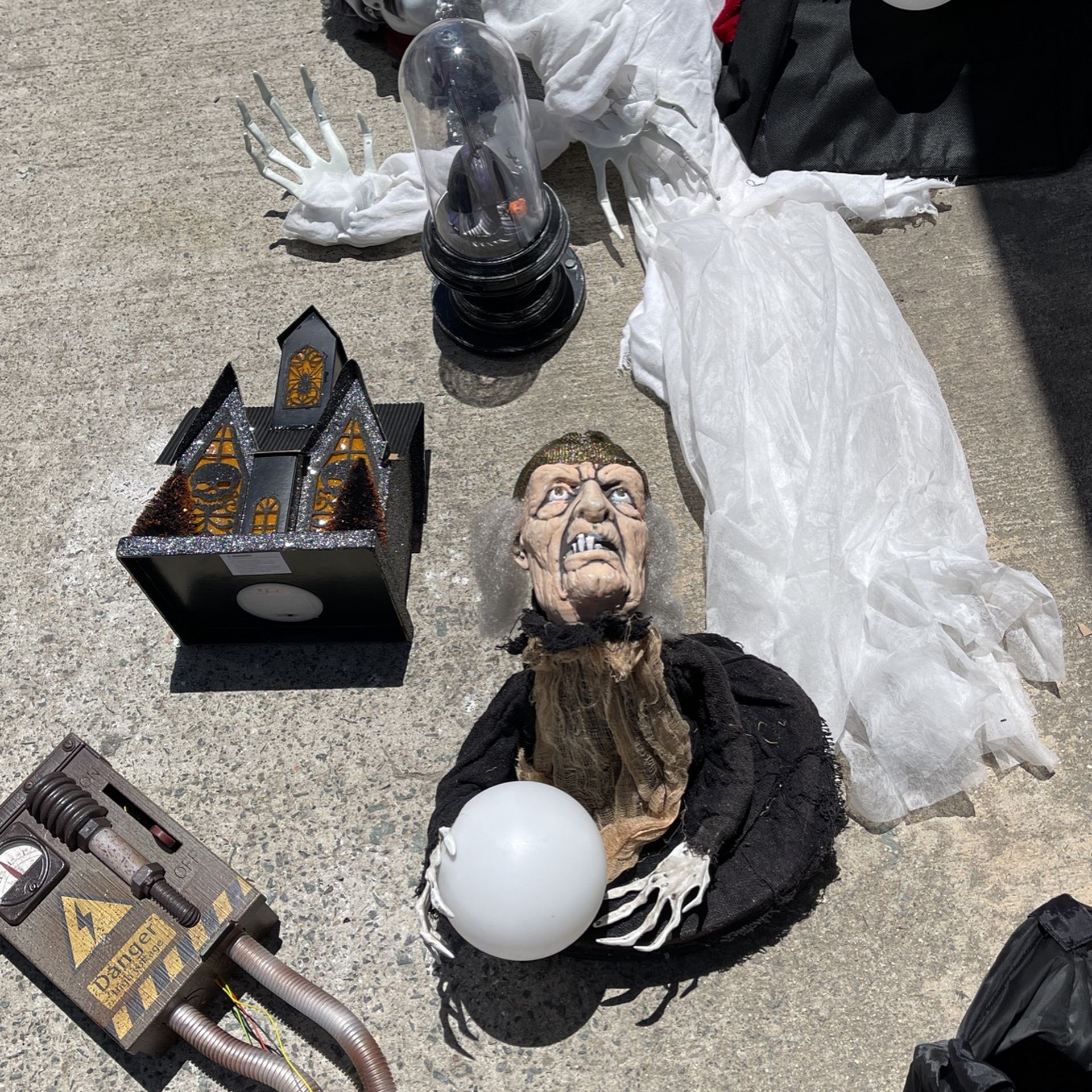 Lots Of Halloween Decorations Crystal Ball Animatonics Witches And More