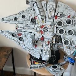 Millennium falcon lego UCS 