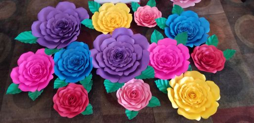 Paper flowers and paper roses. Flores de papel