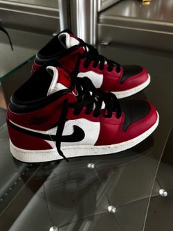 Air Jordan 1 Mid Chicago Black Toe