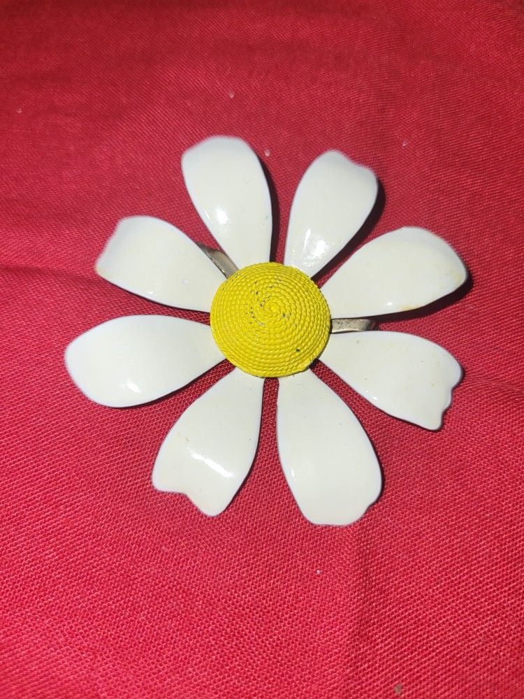 Women's White & Yellow Metal Flower Brooch