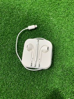 Apple White EarPods with 3.5mm Headphone  White